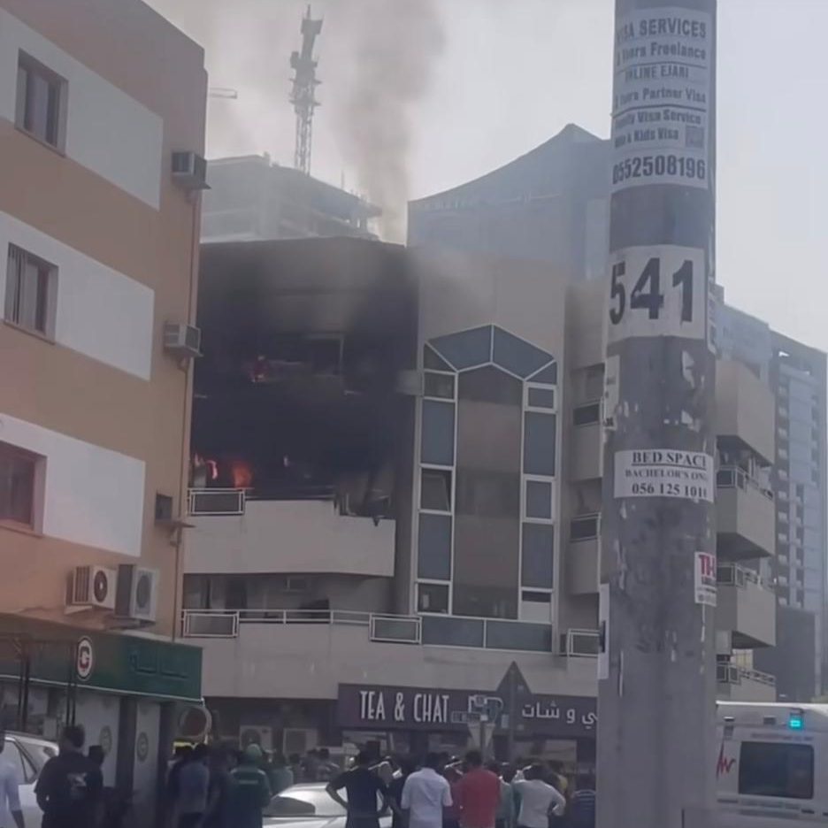 بشرى سارة: حريق اندلع في منطقة الكرمة بدبي والسلطات تستجيب بسرعة