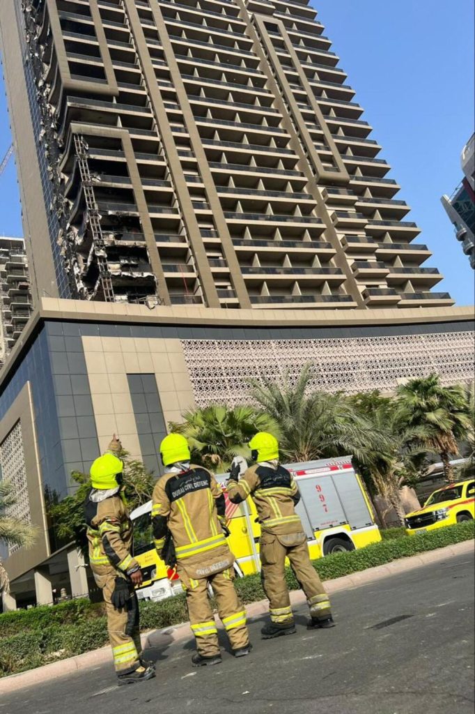 طوارئ الحريق في دبي: اندلاع حريق ضخم في المدينة الرياضية